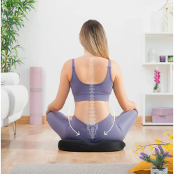 Femme assise en tailleur sur un coussin d'assise avec image de la colonne vertébrale