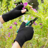 Gants de compression sur mains en train de jardiner