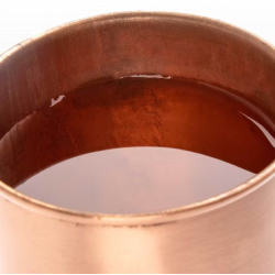 Tasse en cuivre remplie d'eau