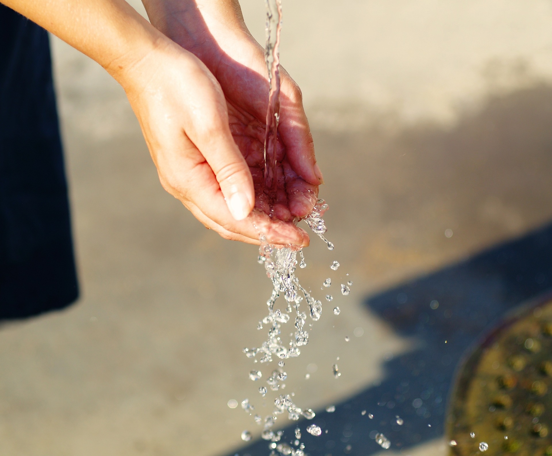 Mains de femme recueillant de l'eau